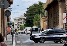 Monopoli, attraversa il passaggio a livello con il rosso e sfonda la sbarra, sanzionato