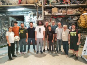 Caparezza nelle Botteghe della cartapesta putignanese
