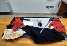 Colpisce con un cacciavite i proprietari di casa e finiscono tutti in ospedale. Ladro arrestato