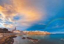 Monopoli, l’arcobaleno abbraccia il mare. Lo scatto da cartolina