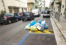 Monopoli, la segnalazione: “Il posto per i diversamente abili occupato dai rifiuti”