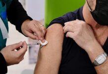 Fasano, offre soldi ad un infermiere per fingere la somministrazione del vaccino. Denunciato