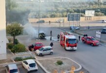 VIDEO| Monopoli, auto in fiamme in via Verdi. Arrivano i Vigili del Fuoco