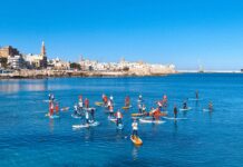 A Monopoli Babbo Natale viaggia sul surf e arriva dal mare