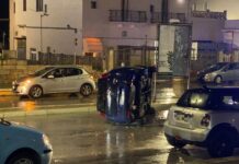 Via Marina del Mondo, auto ribaltata su un fianco sotto l’acquazzone