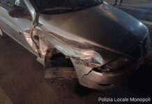 Monopoli, ubriaca al volante con 2 figli urta un’auto e si allontana. Denunciata