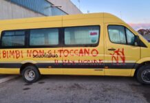 Scuolabus imbrattati con scritte no-vax. La rabbia del sindaco di Castellana Grotte