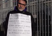 Si incatena dinanzi al Tribunale, il monopolitano Leoci: “Pronto allo sciopero della fame”