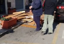 Monopoli, devono disfarsi di vecchi mobili e li buttano giù dal balcone