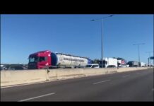 VIDEO| Caro carburante, la protesta dei tir “lumaca” sulla Statale 16
