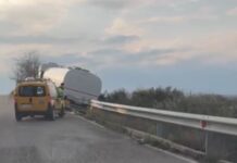 VIDEO| Zona industriale Monopoli, autocisterna fuori strada resta in bilico