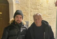 Claudio Amendola, pausa dal set nel centro storico di Monopoli