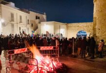 Monopoli si accende per la Festa dei Falò: scintille di fuoco tra le piazze e i vicoli