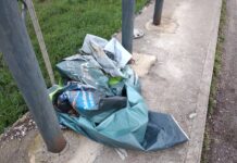 Monopoli, affigge i nuovi manifesti, ma abbandona i vecchi. Colto in flagranza dal Comandante della Polizia Locale