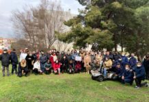 Monopoli, l’abbraccio dei cittadini alla pineta. Poi la manifestazione si sposta al Comune