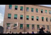 Aeroplani di pace dalle finestre della scuola: flash mob degli alunni della G. Modugno