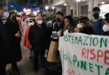 Prima il cero al santo, poi i manifestanti pro pineta. Confronto sindaco/cittadini fuori dal Convento