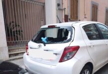Monopoli, cade il pannello della caldaia su un’auto in divieto. Multa e rimozione del veicolo