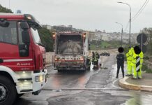 In fiamme il camion dei rifiuti dopo lo scontro con un’auto