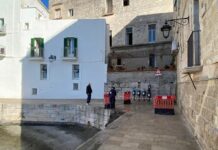 VIDEO| Monopoli, acqua che sgorga dalle mura al porto. Area transennata