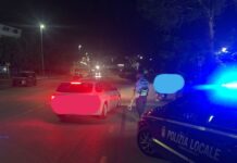 Sabato sera a Monopoli: c’è chi guida al telefono e chi senza assicurazione. Incidente in centro e veicoli in sosta vietata