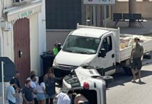 Monopoli, incidente in via Cappuccini. Auto ribaltata su un fianco
