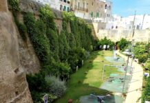 Monopoli, il giardino del Fossato resta chiuso, il Pd: “Ferita aperta nella fruizione degli spazi verdi cittadini”