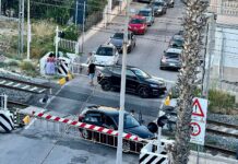 Monopoli, 2 auto tra i binari al passaggio a livello di via Cappuccini