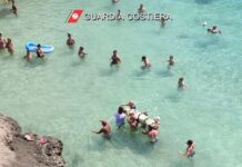 Monopoli, bagnante caduta dagli scogli: ecco il video dei soccorsi