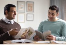 I Testimoni di Geova tornano porta a porta. Due monopolitani: “Così lo studio della Bibbia ha cambiato la nostra vita”