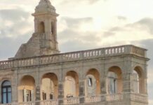 Scivola durante l’escursione in motoscafo, turista in ospedale a Monopoli