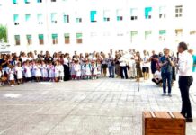 Monopoli, a scuola senza mascherina e con i banchi uniti. Festa alla Modugno-Galilei