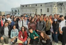 Monopoli, flash mob degli studenti del Luigi Russo in nome della lettura