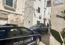 Monopoli, grida di aiuto dall’abitazione e i passanti chiamano le forze dell’ordine. Ma si era fatto male alle dita