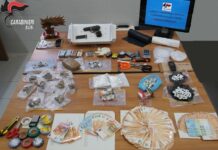 Spaccio di droga nei pressi di una scuola, 3 arresti. Sequestrata pistola con 13 proiettili
