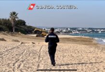 Monopoli, sorpreso mezzo meccanico a movimentare sabbia al Capitolo: una sanzione