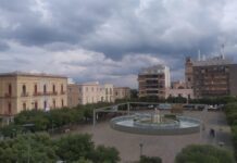 Monopoli, pista di ghiaccio intorno alla fontana. La società : “Energia a carico nostro”