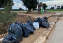Monopoli, tra i rifiuti abbandonati la targhetta dei mobili con i dati del trasgressore: 600 euro di sanzione