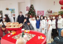 Monopoli, auguri e panettoni agli anziani delle case di riposo