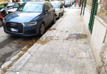 Monopoli, esplode la fogna in via Muzio Sforza, disgusto tra i passanti