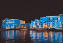Monopoli, il Natale è già qui. Facciate come tele al porto antico