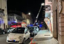 Monopoli, cadono calcinacci. Vigili del Fuoco ancora in via Rattazzi