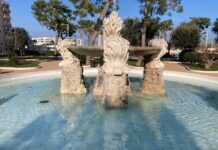 Lancio della monetina: i desideri dei monopolitani affidati alla fontana della villa