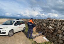 Monopoli, abbandona i rifiuti vicino al mare, ma lascia i suoi dati: sanzionato