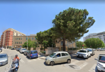 Rifiuti nel giardino? La scuola non ci sta: “Rimostranze a chi degrada, non a chi è vittima dell’inciviltà altrui”