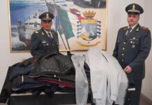 Jeans e giubbotti contraffatti sequestrati al commerciante: 1.200 capi in beneficenza