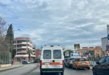 Monopoli, investita dalla sua auto parcheggiata in salita: 69enne in ospedale