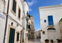 “Sembra la Grecia, ma è Monopoli: ci si può immaginare a Santorini o Mykonos”: la città secondo PaesiOnLine