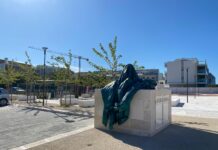 Monopoli, sirena prosperosa nella piazza dedicata alla Montalcini. Ironia social: “Ha ceduto al ritocchino”