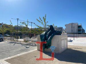 statua coperta